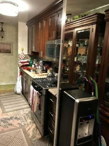Room for Rent in Luxury condominium
