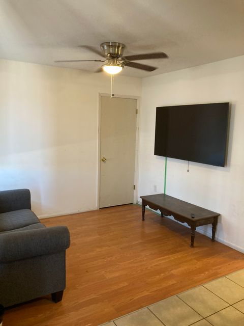 Private Room in 3Bed.1Bath