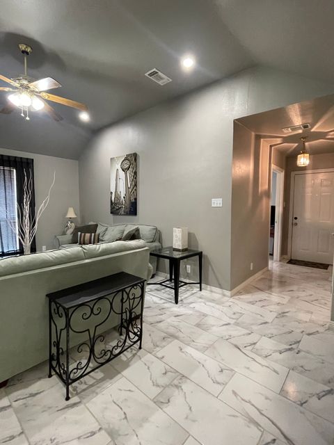 Private Room in 3Bed.2Bath