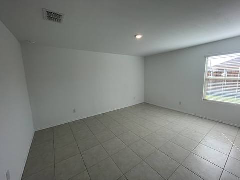 Private Room in 3 Bed and 2 Bath