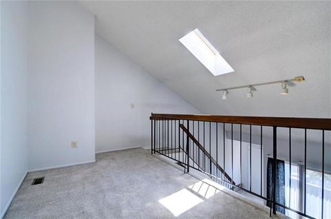 Beautiful House With Loft For Rent