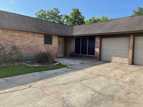 Entire Place 4Bed/2Bath living room