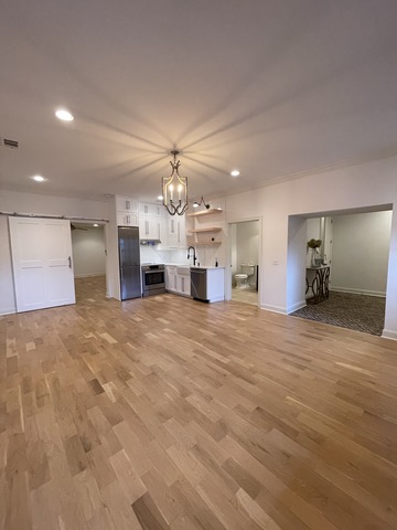 BEAUTIFUL flat in fantastic area!