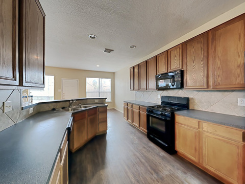 Spacious 3bed and 2bath available!!
