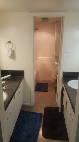 1 room in a 2 bethroom 1 bath. Move