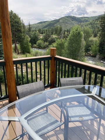 Riverfront dream minutes 2 BC, Vail