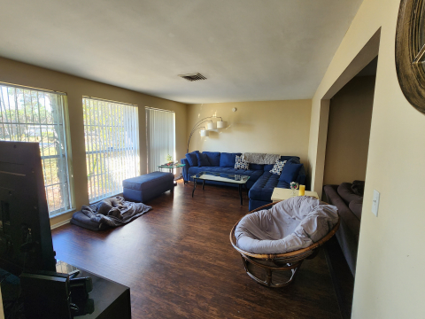 Private Room in 3Bed.2Bath