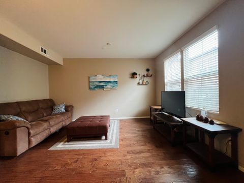 Private Room in 3Bed.2.5Bath
