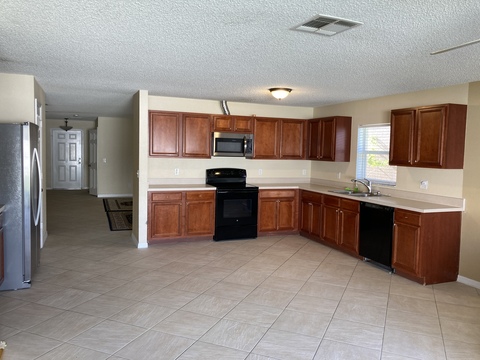 Entire Place 4Bed.2Bath Family room