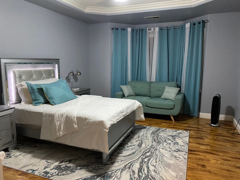 MASTER ROOM (WOMEN ONLY)