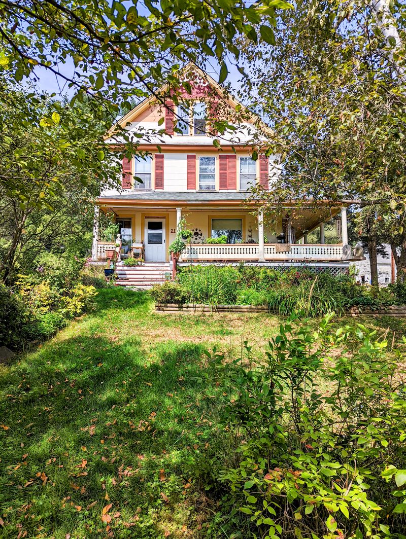 roommates in Lisbon Room1Bed.1.5Bath - cirtru.com