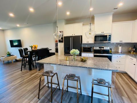 Private Room in 3Bed.3Bath