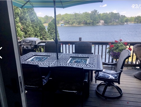 Beautiful room to rent on a lake.