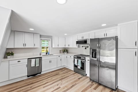 Stress-free living with comfort and style. 7 minutes away to downtown, close to 64, near Capitol trail and Rocketts Landing (id. 18990)