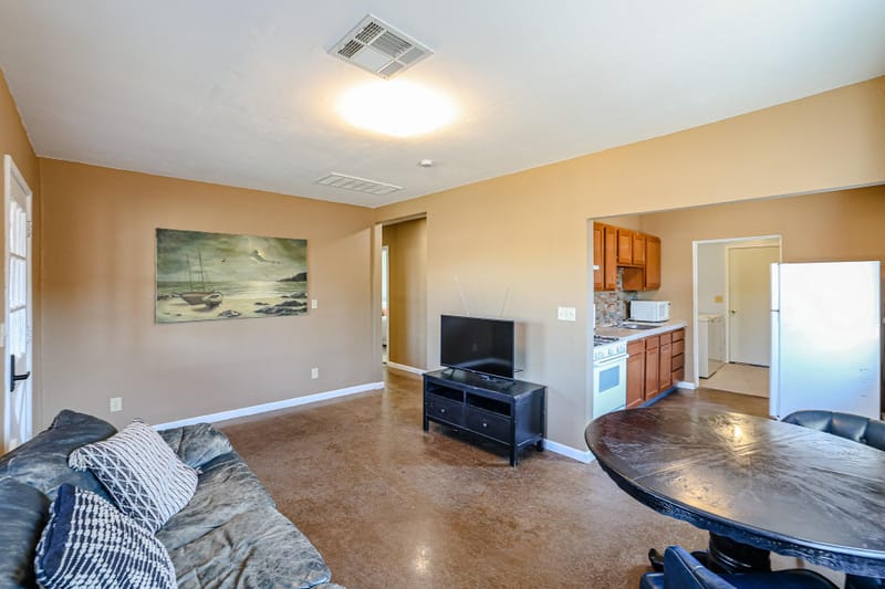 Comfortable & spacious Phoenix House with a front porch (id. 3549)
