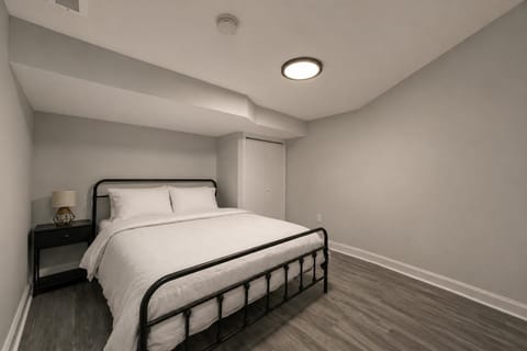 LARGEST ROOM AVAILABLE Located Near Morgan State & Belvedere Square Shopping a mile away (id. 23933)