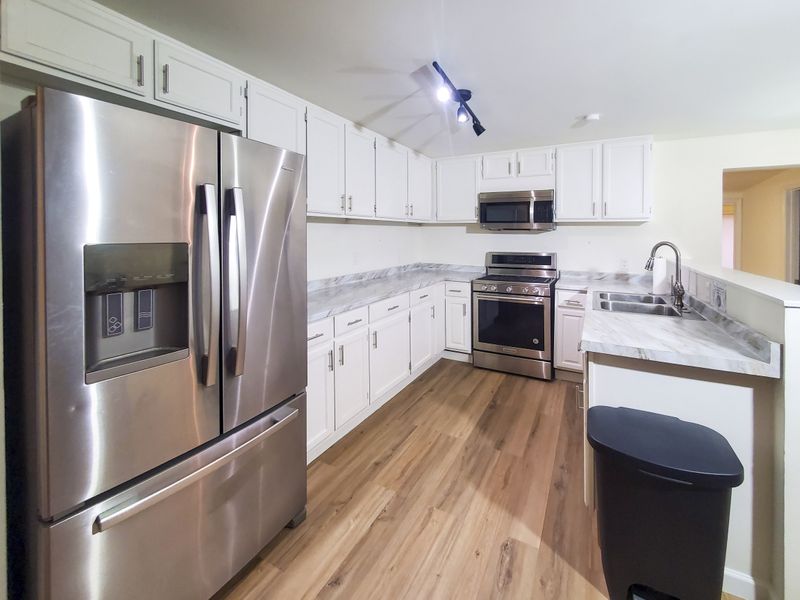 roommates in Undisclosed, Glendale, AZ 85303 *Huge Room with Walk-In Closet and Private Entry*Responsive Staff* Modern Phoenix House Only Steps Away from Public Transportation (id. 6562) - cirtru.com