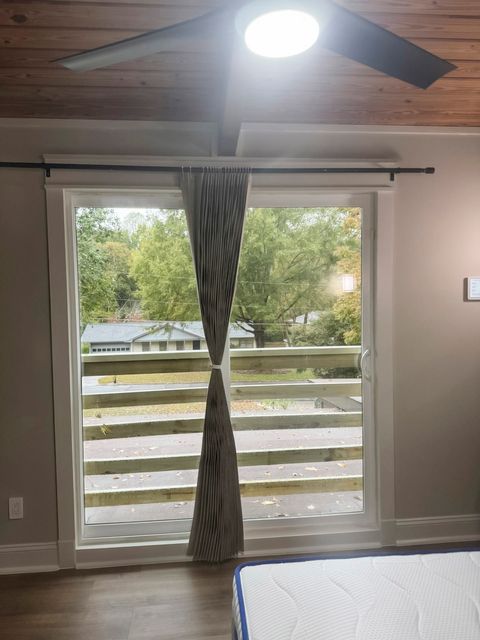 Live in Dunwoody (id. 20240)