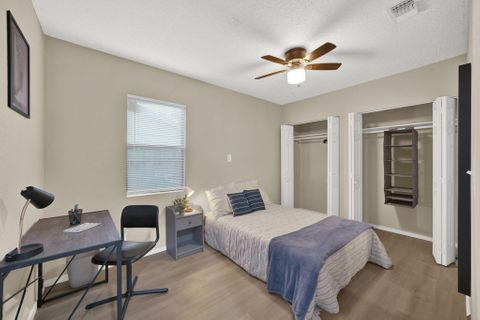 MOVE-IN READY ROOMS - PRIVATE BATH OPTION - NEAR AIRPORT - WIFI & PARKING (id. 10075)