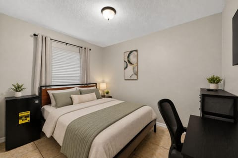 Modern Co-Living in Tampa |  Free Utilities & Fast Wi-Fi |  Close to Transit. (id. 40630)