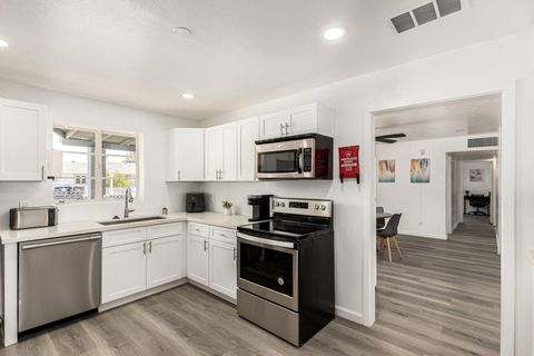 *JUST LAUNCHED!* Perfect Phoenix Location, Fully Furnished Kitchen, New Everything & Close to GCU! (id. 17641)