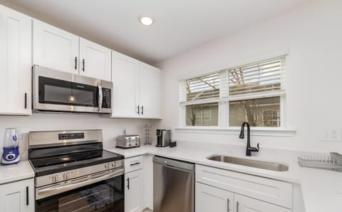 roommates in Undisclosed, Charlotte, NC 28214 New Construction Townhouse with Dining area, Living room and TV  On-site Washer and Dryer (id. 12375) - cirtru.com