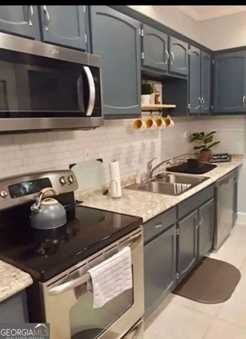 "The Hillcrest House" is Fully furnished house with six bedrooms and four bathrooms. (id. 17886)