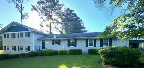 Newly renovated & spacious Conyers House with Dining area. (id. 7582)
