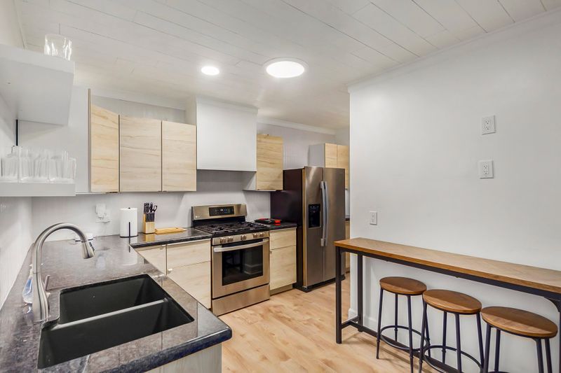 Central PHX house with smart TVs, 1GB high-speed internet & weekly cleaning. Owner provides toilet paper, paper towels, laundry soap and new bed sheets. (id. 7702)