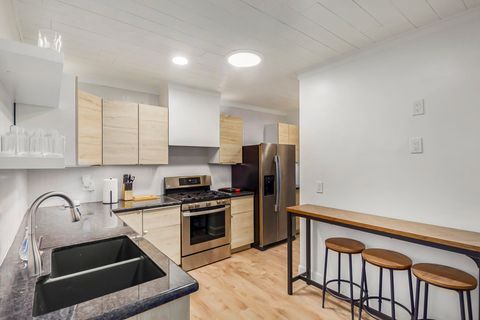 roommates in Undisclosed, Phoenix, AZ 85013 Central PHX house with smart TVs, 1GB high-speed internet & weekly cleaning. Owner provides toilet paper, paper towels, laundry soap and new bed sheets. (id. 7702) - cirtru.com