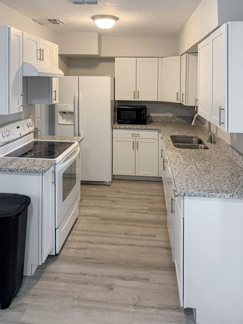 Comfortable & newly-renovated Orlando House with Dining area (id. 1746)