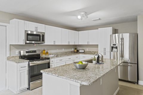 roommates in Undisclosed, Tampa, FL 33604 Wonderful and Amazing!! Check out this large Kitchen with a Huge Island to prepare your Meals!! (id. 4994) - cirtru.com