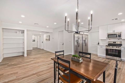 **SUPERHOST** Everything  is NEW in this home! Mini Fridge in rooms! DOUBLE Fridge, DOUBLE Laundry! Tons of SPACE! 
 Very clean and safe rooms are available.  Beautifully renovated Glendale House. (id. 6823)