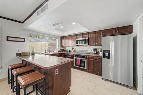 Luxury  Scottsdale  Home- Large  Bedrooms- Beautiful yard, Professionally Managed and more!! (id. 33946)