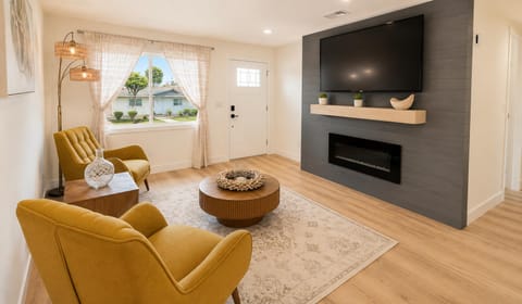 Live in Chula Vista, a 4 minute walk to transit stop Broadway & K St (id. 40385)