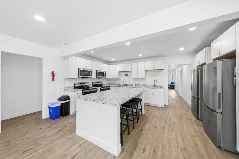 roommates in Undisclosed, Glendale, AZ 85301 Exceptional PadSplit Host!  | Private Bath & Private Heating/Cooling  No Sharing! Fully Renovated • Safe & Clean • Near Work Centers, Shopping & Transit  3 Fridges, 2 Stoves & More! (id. 25105) - cirtru.com