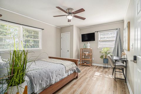 Live in East Point in renovated house with smart TVs and multiple kitchens (id. 15376)