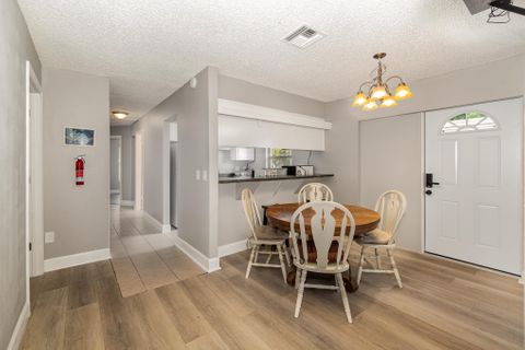 Comfortable & newly-renovated Oakland House with Dining area (id. 7700)