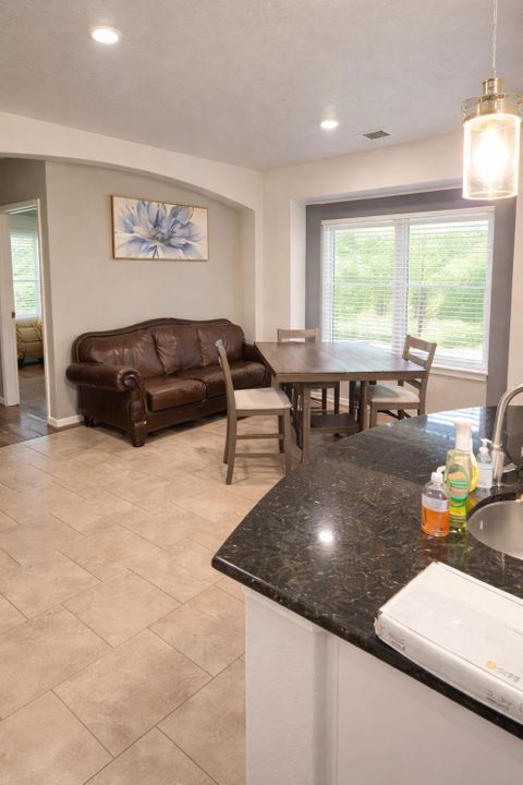 Private rooms! (Close to SeaWorld San Antonio!) 
5 minutes to nearest Walmart (id. 16241)