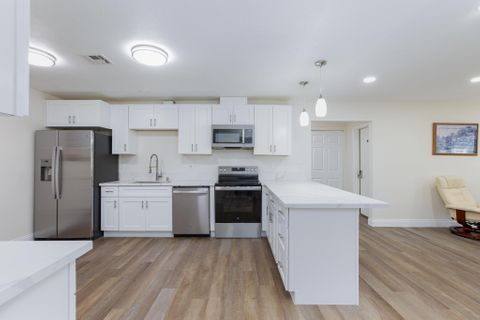 Live in a historic Las Vegas neighborhood, a 10 minute walk to transit stop Tropicana after McLeod (id. 31184)