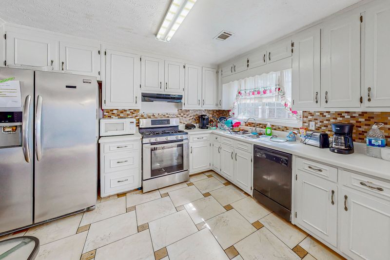 roommates in Undisclosed, Lawrenceville, GA 30045 Private Room •  Parking •  Shared Kitchen •  On-site Laundry •  Secure Entry •  Top Rated Host • Quiet Lawrenceville Home – Comfort & Convenience Await! (id. 7102) - cirtru.com