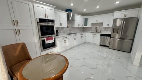 roommates in Undisclosed, Clearwater, FL 33763 Modern Luxury Suite Near 5 Hospitals & Beaches (id. 33241) - cirtru.com