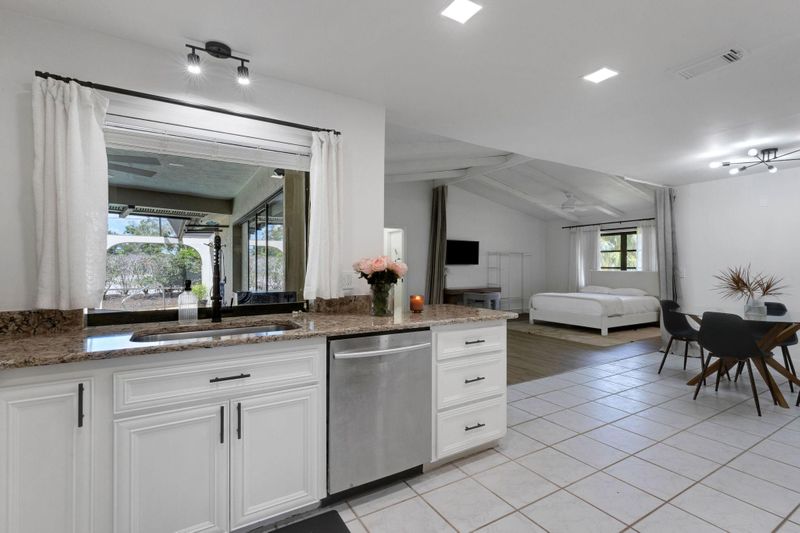 Renovated live in Sarasota with private pool (id. 13292)