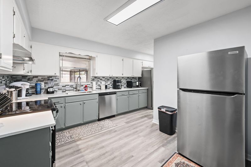 Orange Park home near Blanding -  Large house w/dining area. Close to Shopping, Highways & Buses (id. 28192)