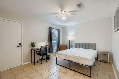 Convenient South Austin Living Near Menchaca — Walk to Groceries, Restaurants, and Transit! (id. 22216)