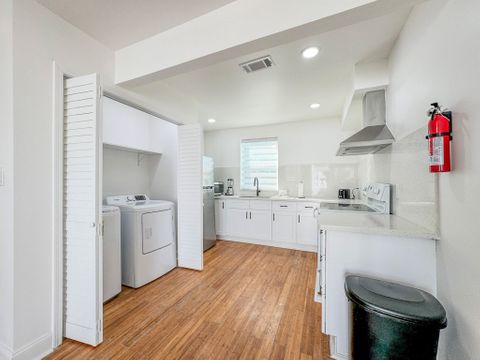 Newly-renovated, centrally located home with all the modern conveniences (id. 5665)
