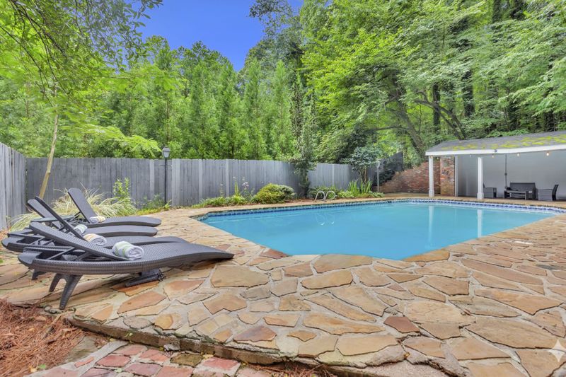 roommates in Undisclosed, East Point, GA 30303 NEW Resort-Style Living in a Safe Quiet Neighborhood — Swimming Pool / Maid Service / Oversized Rooms (id. 31746) - cirtru.com
