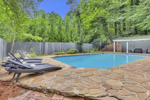 NEW Resort-Style Living in a Safe Quiet Neighborhood — Swimming Pool / Maid Service / Oversized Rooms (id. 31746)