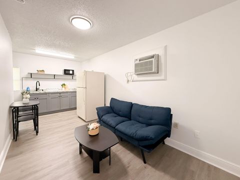 Live in Northeast MacFarlane (id. 31836)