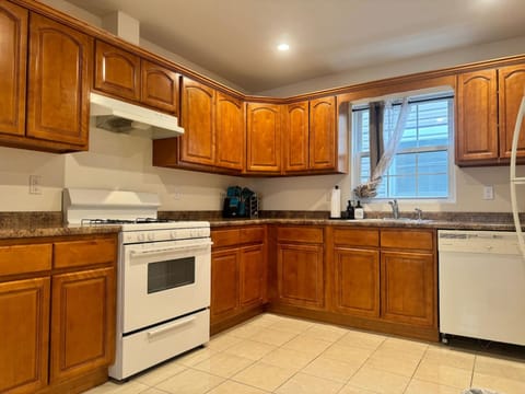 Live in Springfield/Belmont, walk to University Hospital and Rutgers NJMS (id. 41948)